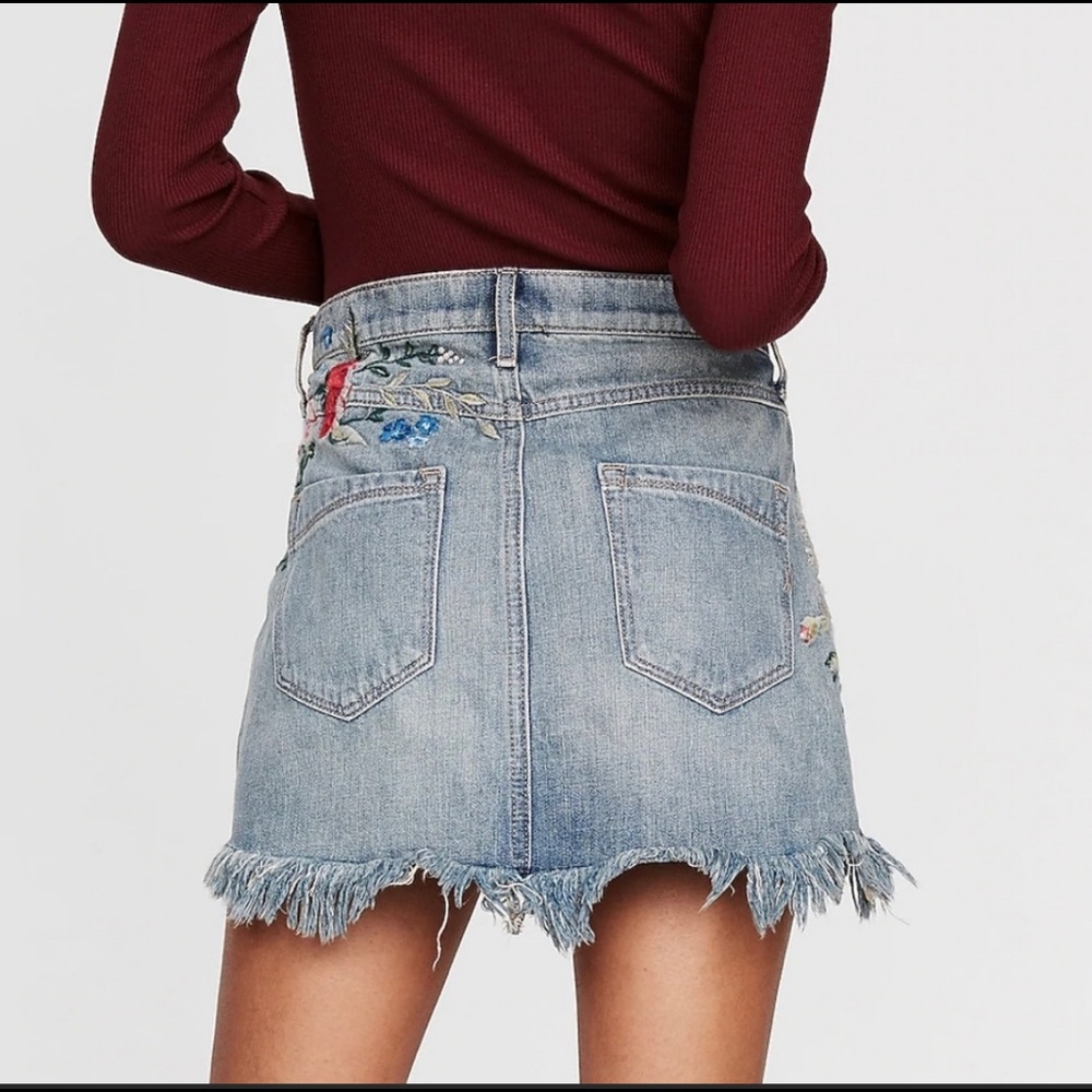 EXPRESS•EMBROIDERED FLORAL FRAY HEM JEAN SKIRT - Picture 2 of 8